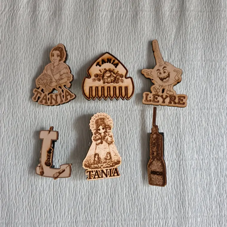 Piezas de madera grabada